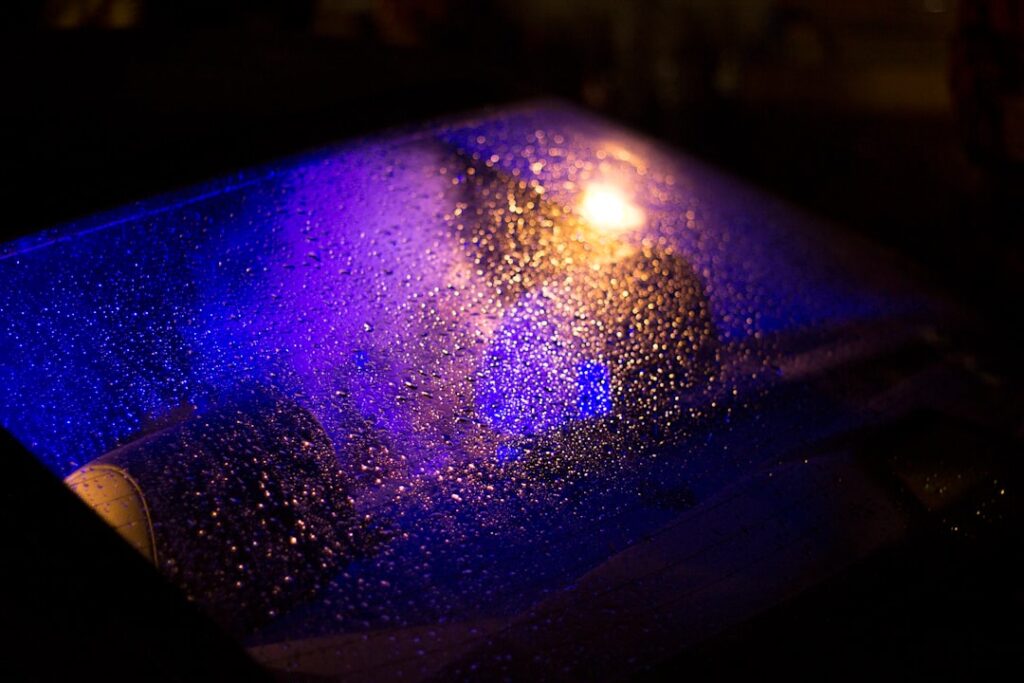 Een heldere blik op de weg: zo maak je de binnenkant van je autoruit schoon